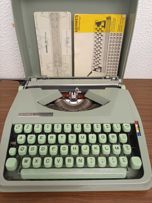 Máquina de escrever Hermes Baby