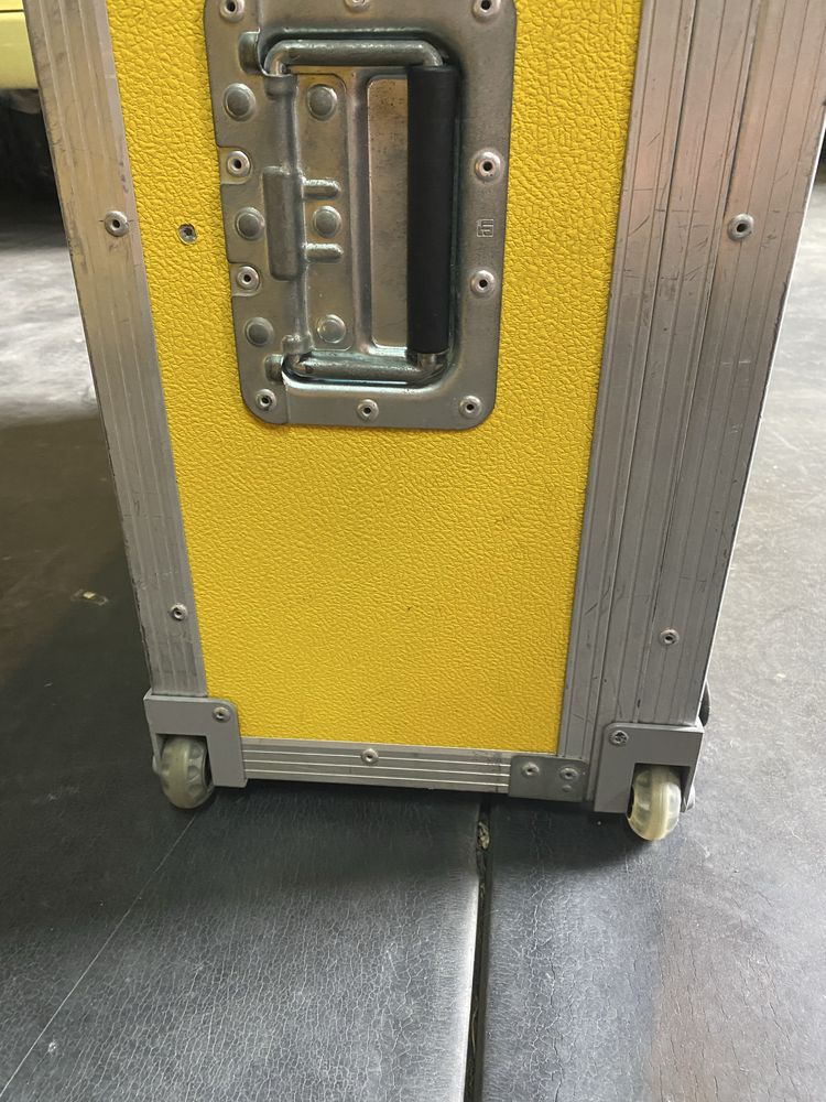 Mikser Behringer x32 compact + Z CASE na kółkach