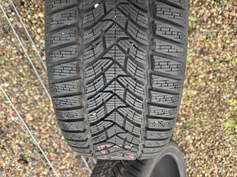 Opny zimowe 225/40 R18 firmy Dunlop