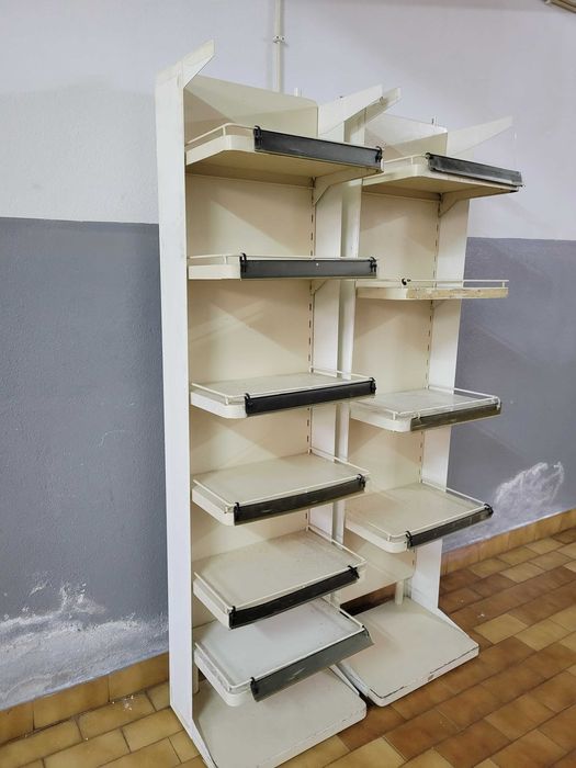 Estantes / Arrumação