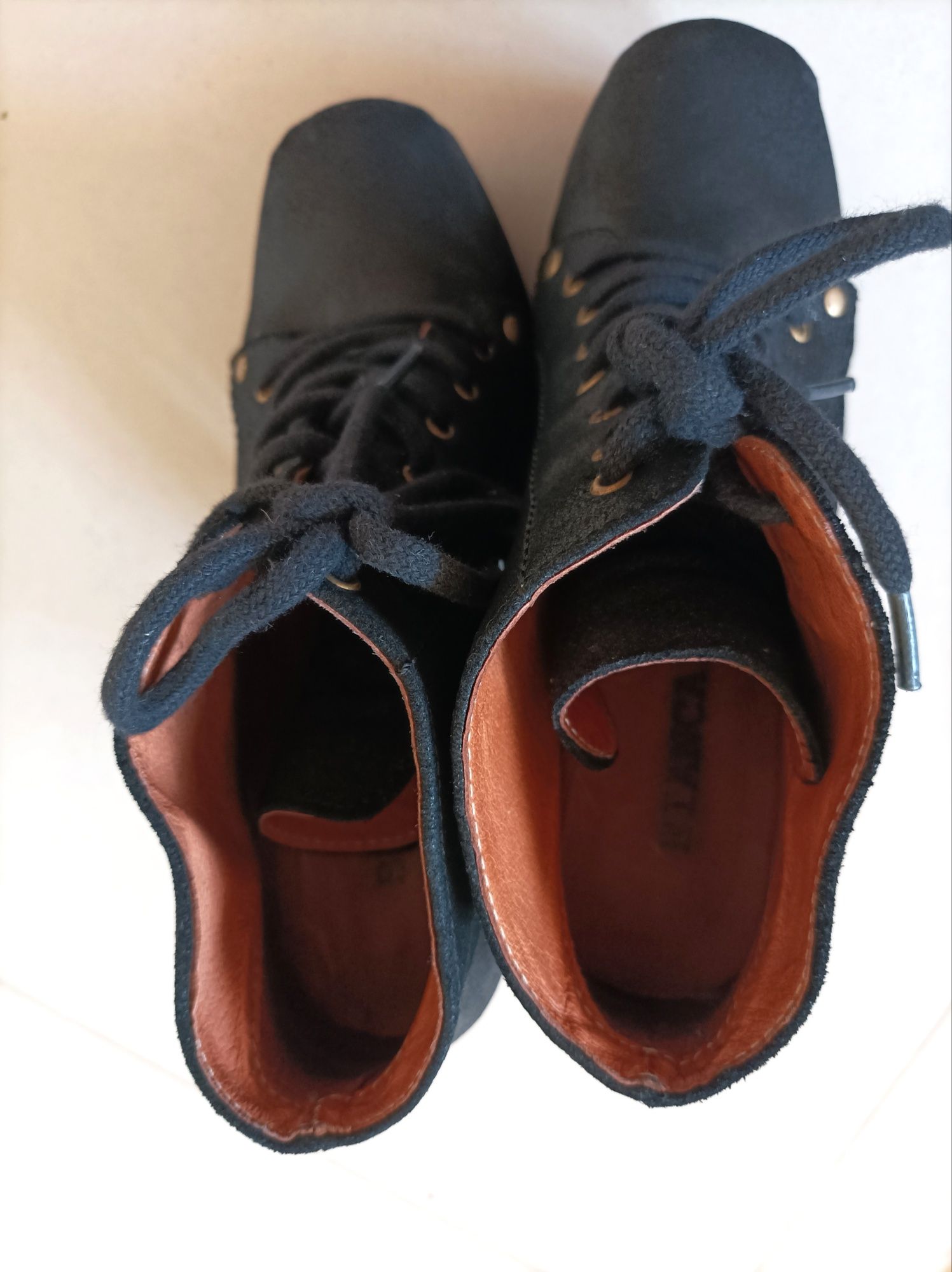 Sapatos pretos de Salto Alto marca Bianca (Tam. 37)