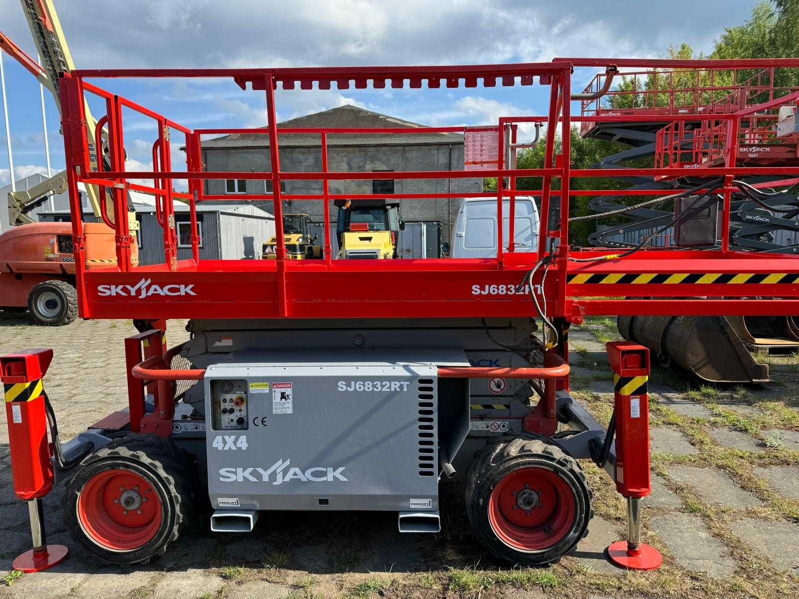 Podnośnik nożycowy SKY JACK SJ6832RT, 4x4, 2011, 12m. netto: 46.000