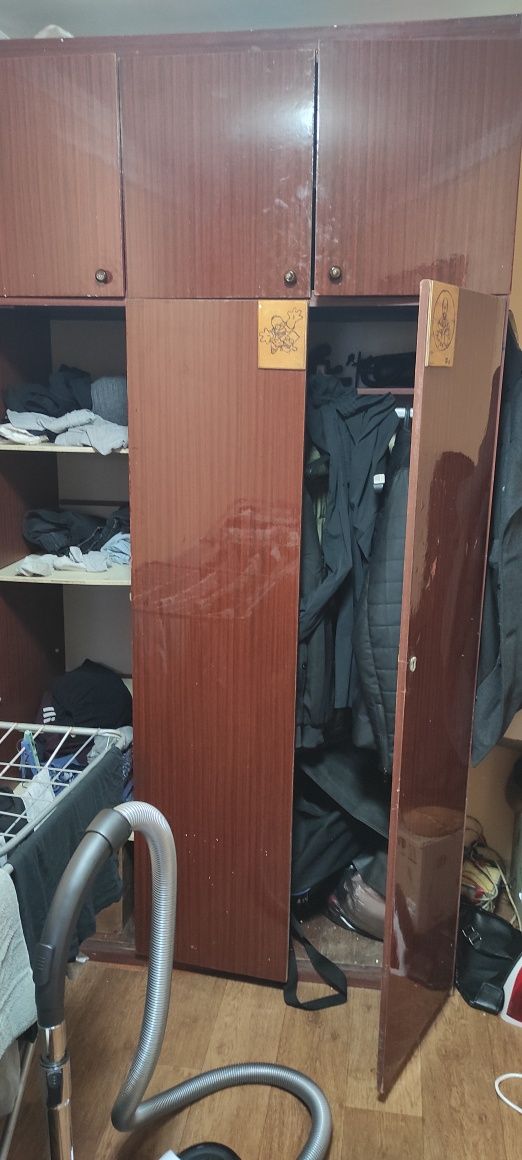 Великий шкаф для одягу