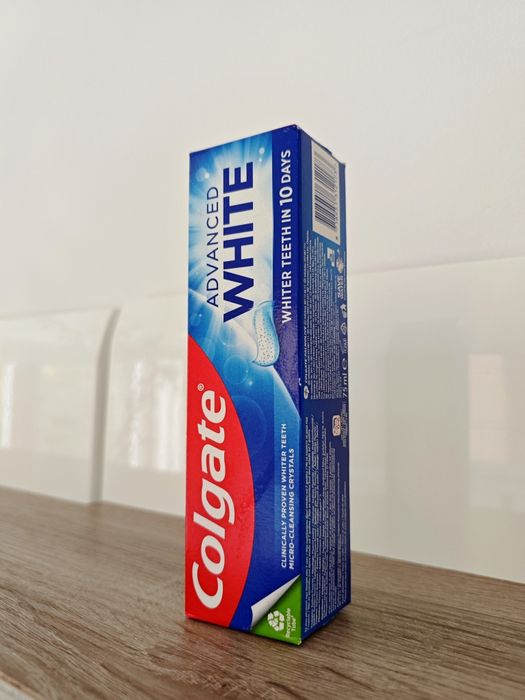 Colgate Advanced White wybielająca pasta do zębów z fluorem