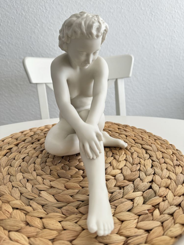 Figurka Hutschenreuther C.Werner kobieta siedzaca