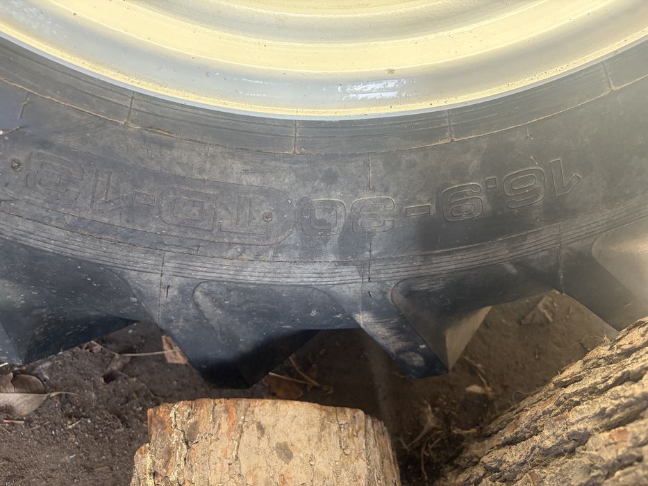 Koła New Holland Case opony 16.9- 30 420mm Mitas