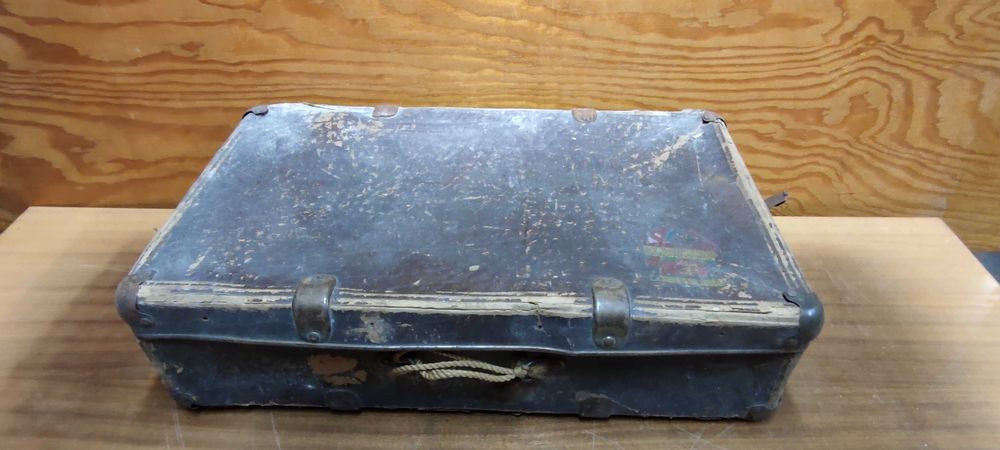 stara walizka podróżna PRL