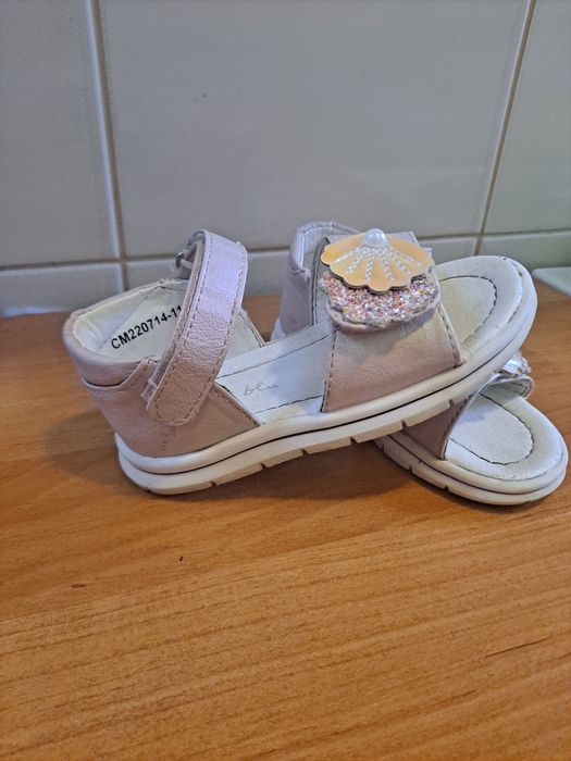 Sandaleczki dla dziewczynki
