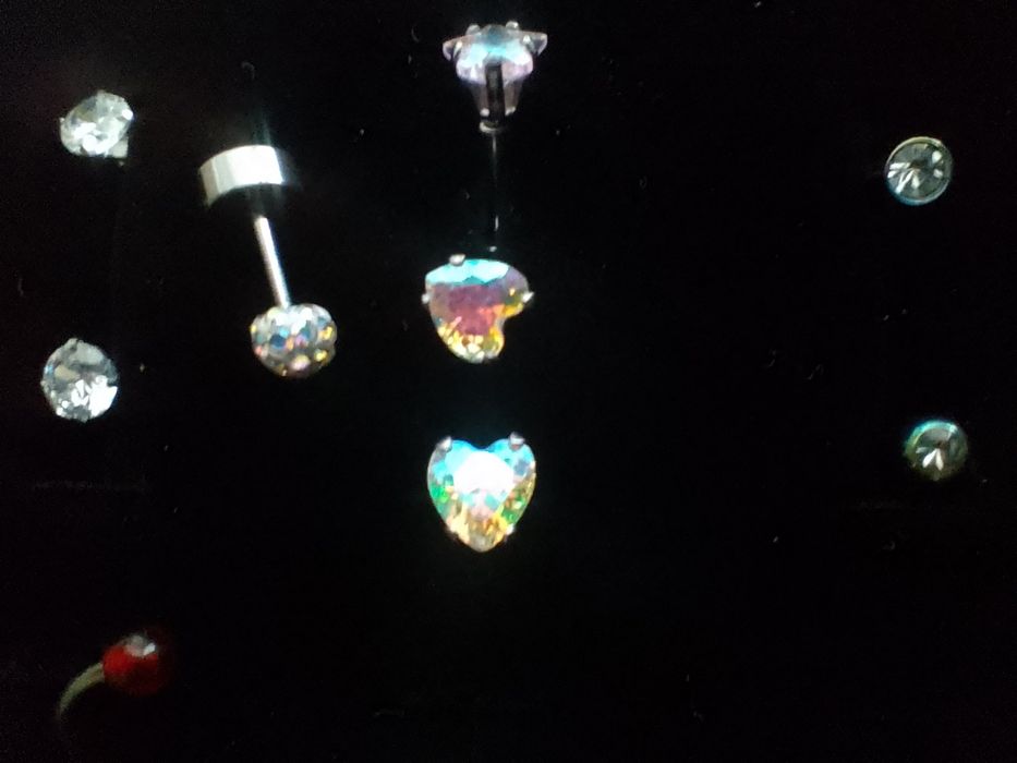 Пирсинг вуха, губи, носа, пупка, брови, язика та інші, є в наявності