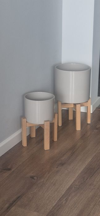 Dwie donnice porcelanowe beżowe na drewnianych stojakach