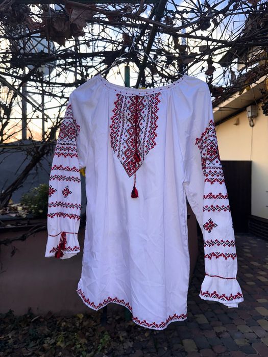 Жіноча вишиванка ручної роботи