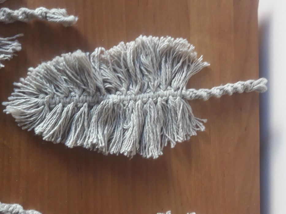 Ozdoba liście, kolor szary, makrama.