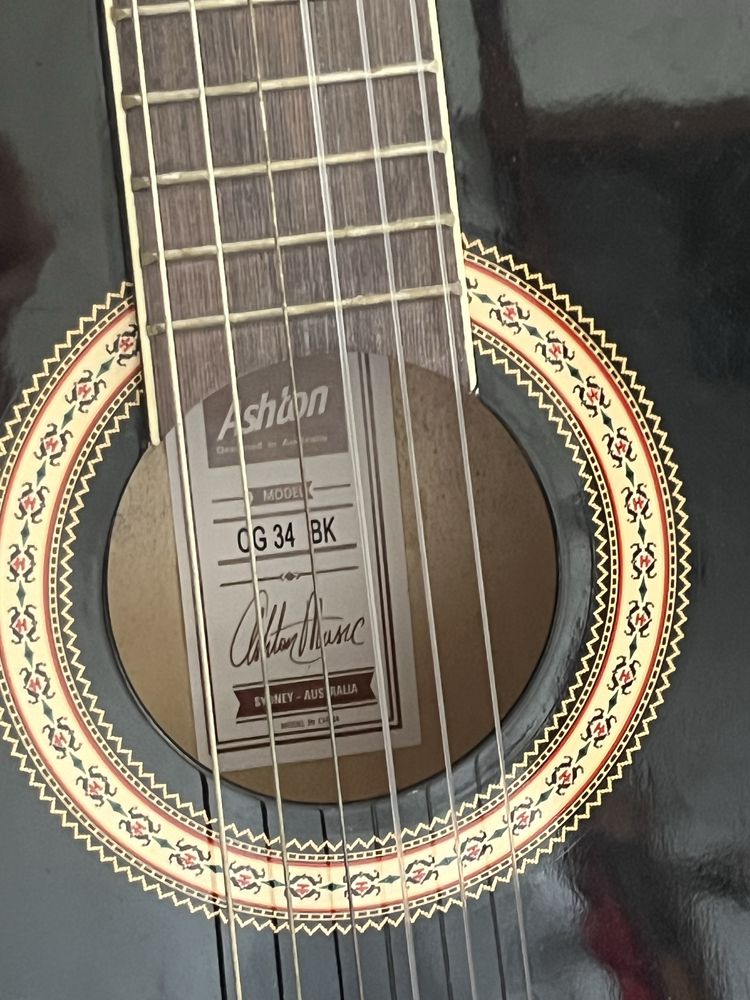 Guitarra acustica preta
