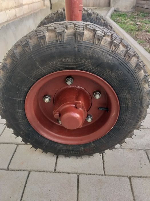 Опорні колеса 5.00.10, ціна за два, продаються парою.
