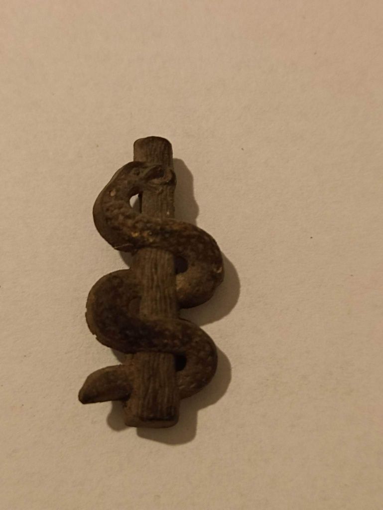 Stara przypinka eskulap militaria