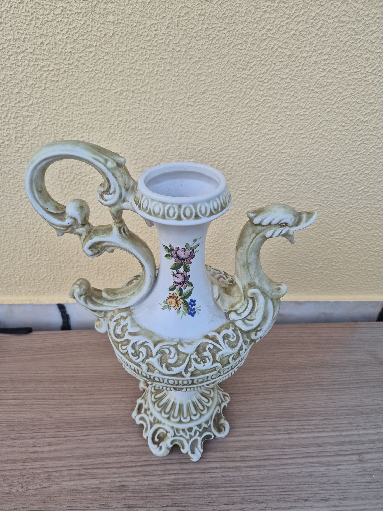 Jarra em Porcelana Decorativa