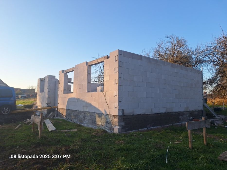 Nowy dom w stanie surowym otwartym