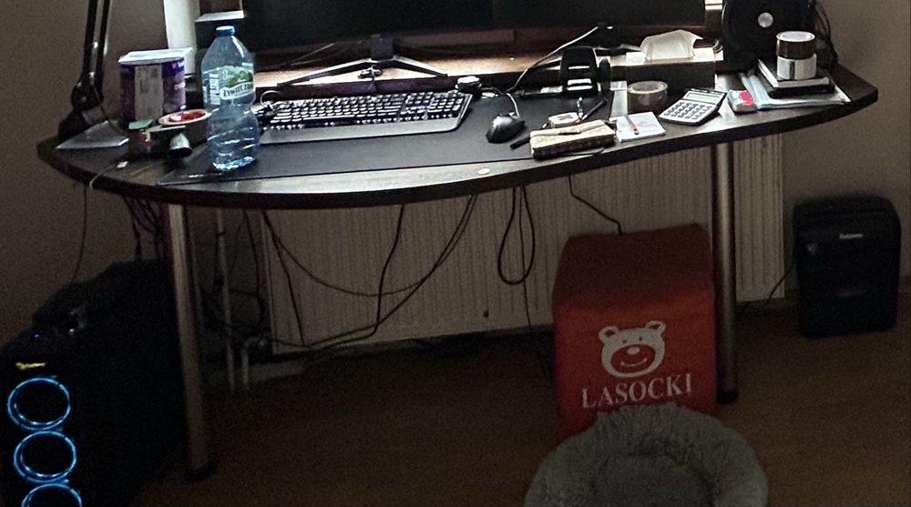 Biurko przykrecana do sciany na dóch nogach