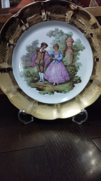 Prato dourado com oferta do suporte