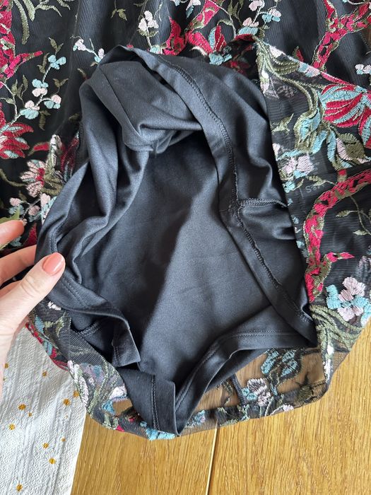 Dwurzedowa sukeinka z haftowanymi kwiatami m&s M