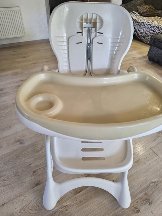 Дитячій стілець для годування