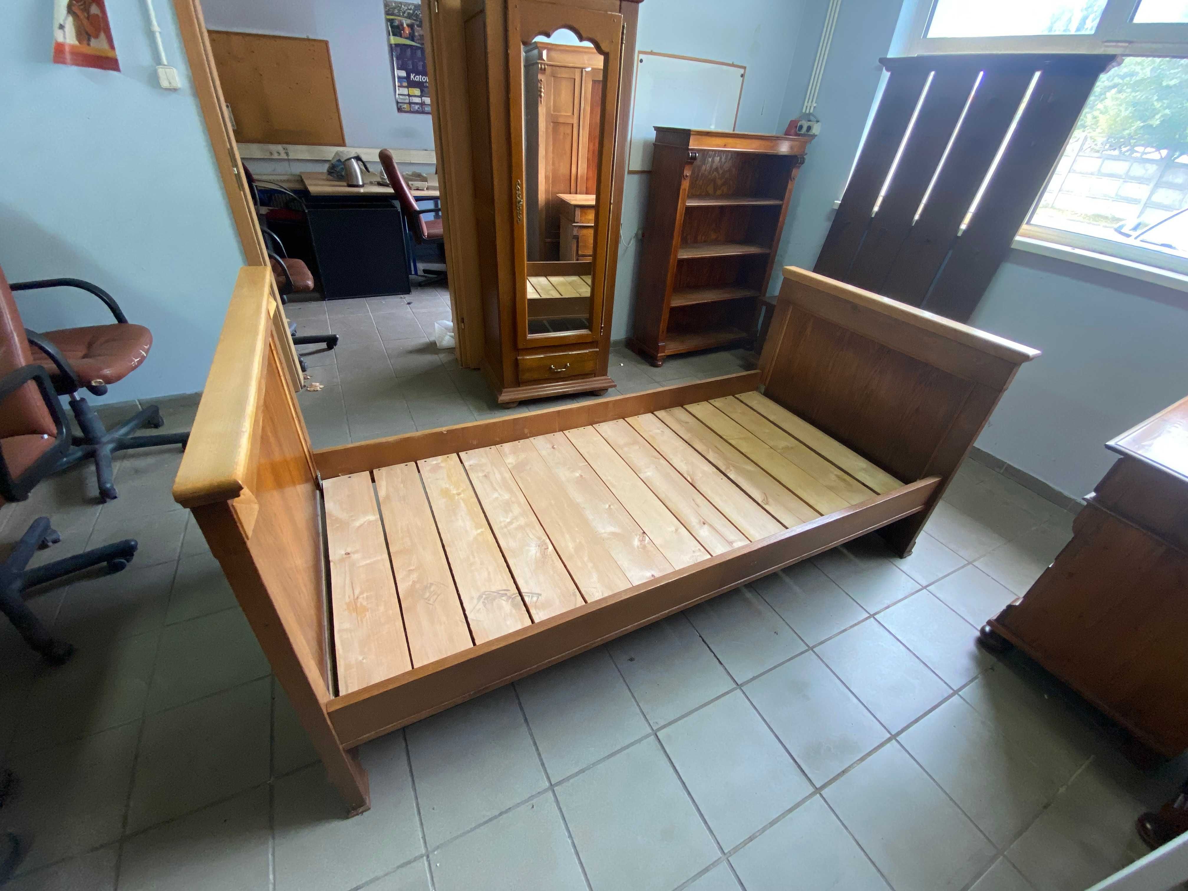 Drewniane łóżko jednoosobowe - antyk