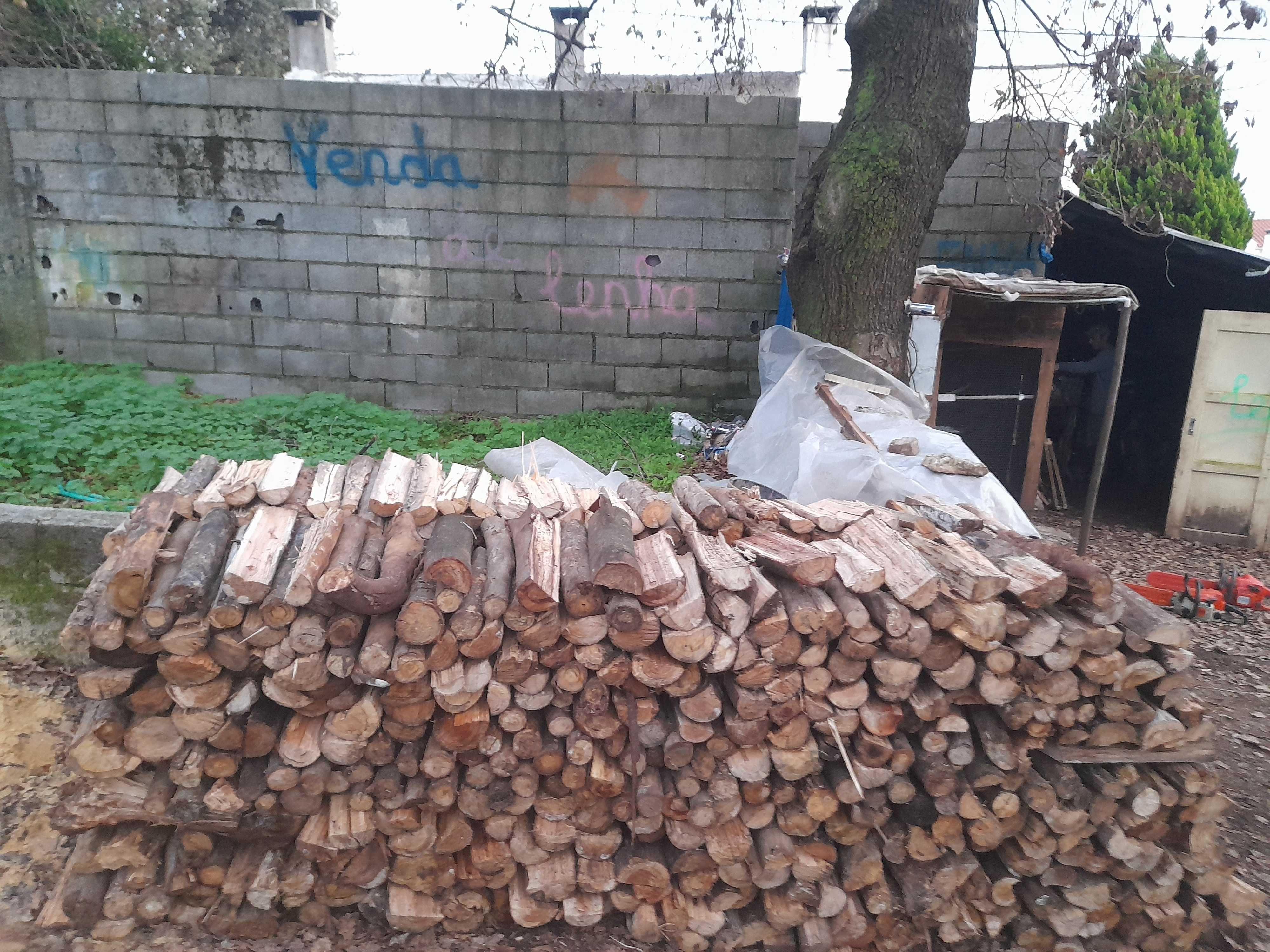 Vende-se lenha. sell firewood