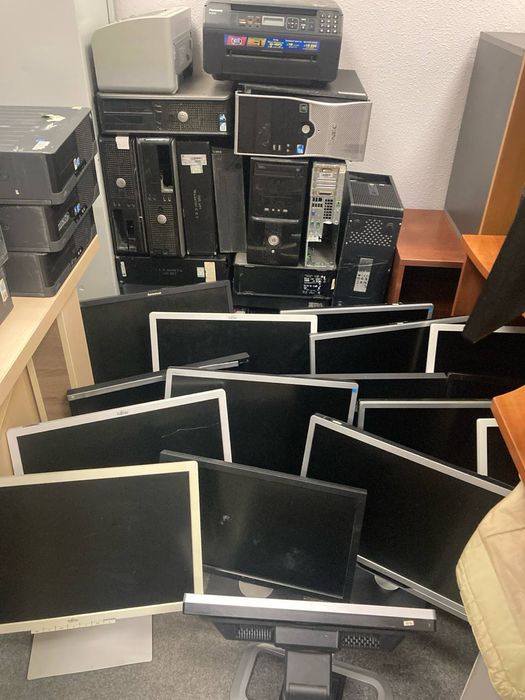 ПРОДАЮ МЕБЛІ З ОФІСУ:стільці,крісла,столи,монітори,пк,шафи, стелажі