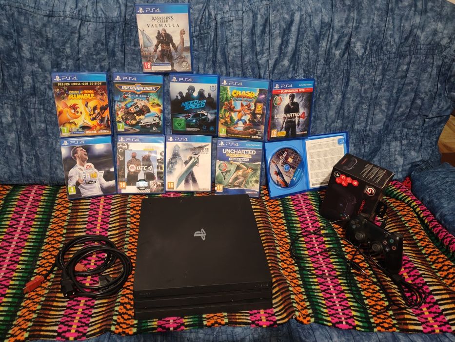 Ps4 pro com 2 comandos e jogos