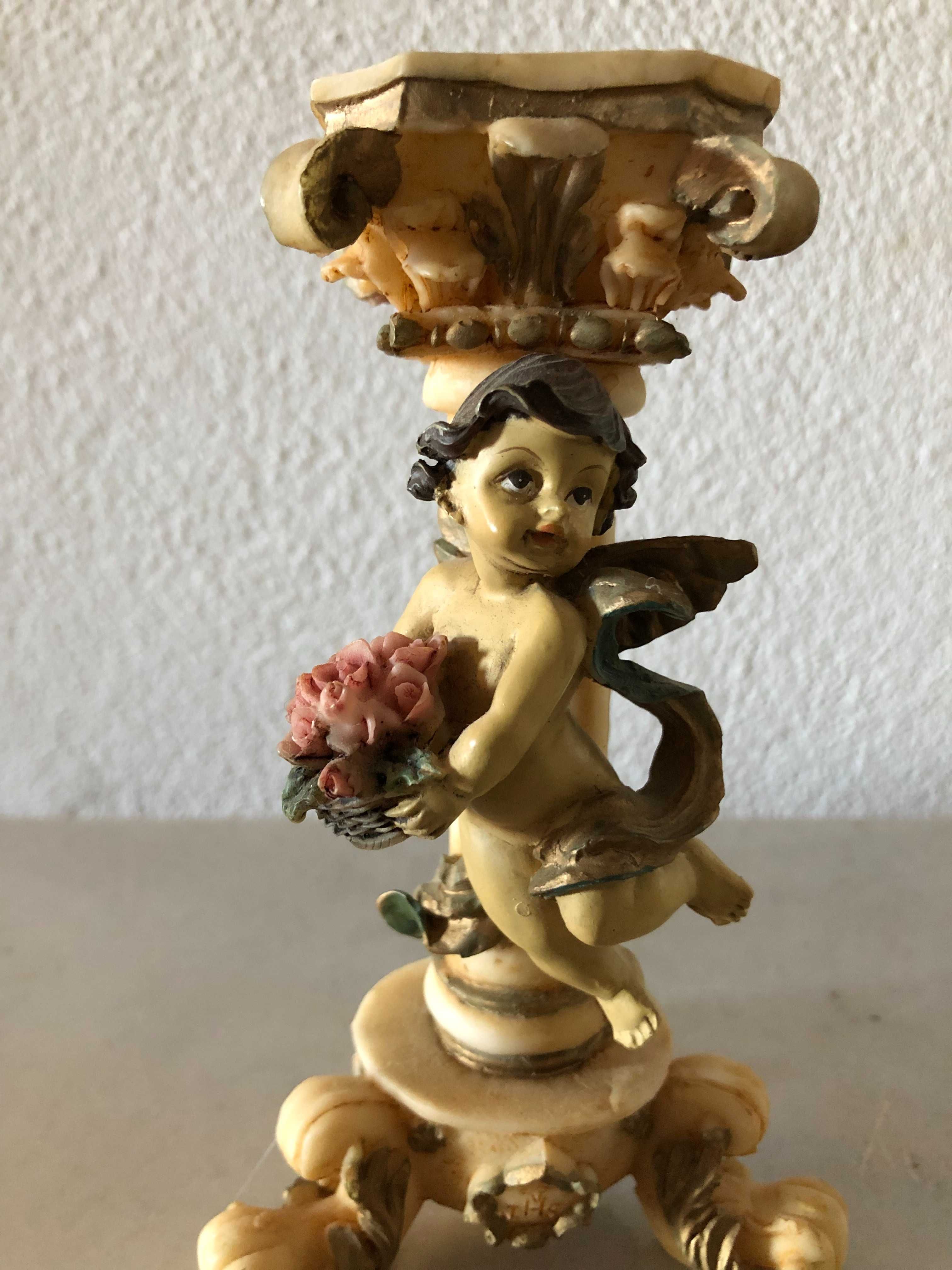 Castiçal com anjinho barroco.