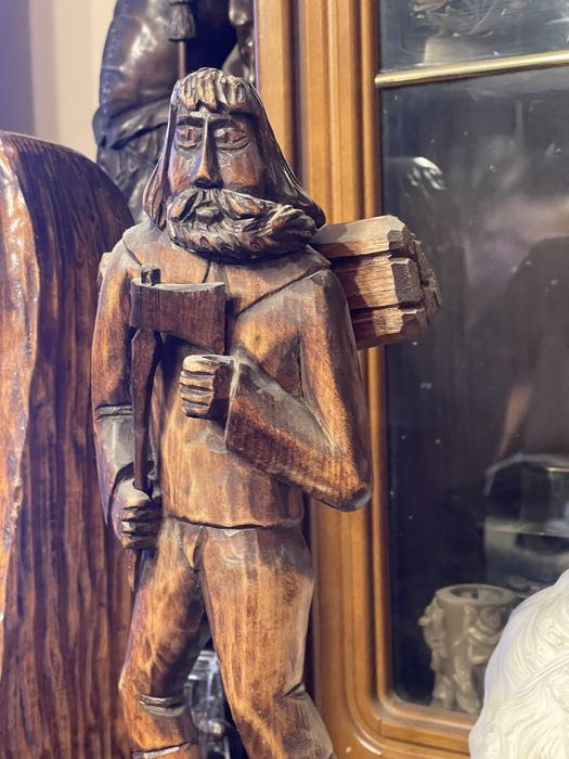 rzeźba z drzewa lipowego drwal leśnik 38 cm