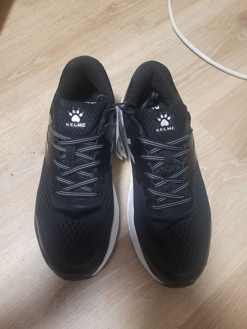 Мужские фирменые кроссовки Kelme размер 40  Новые