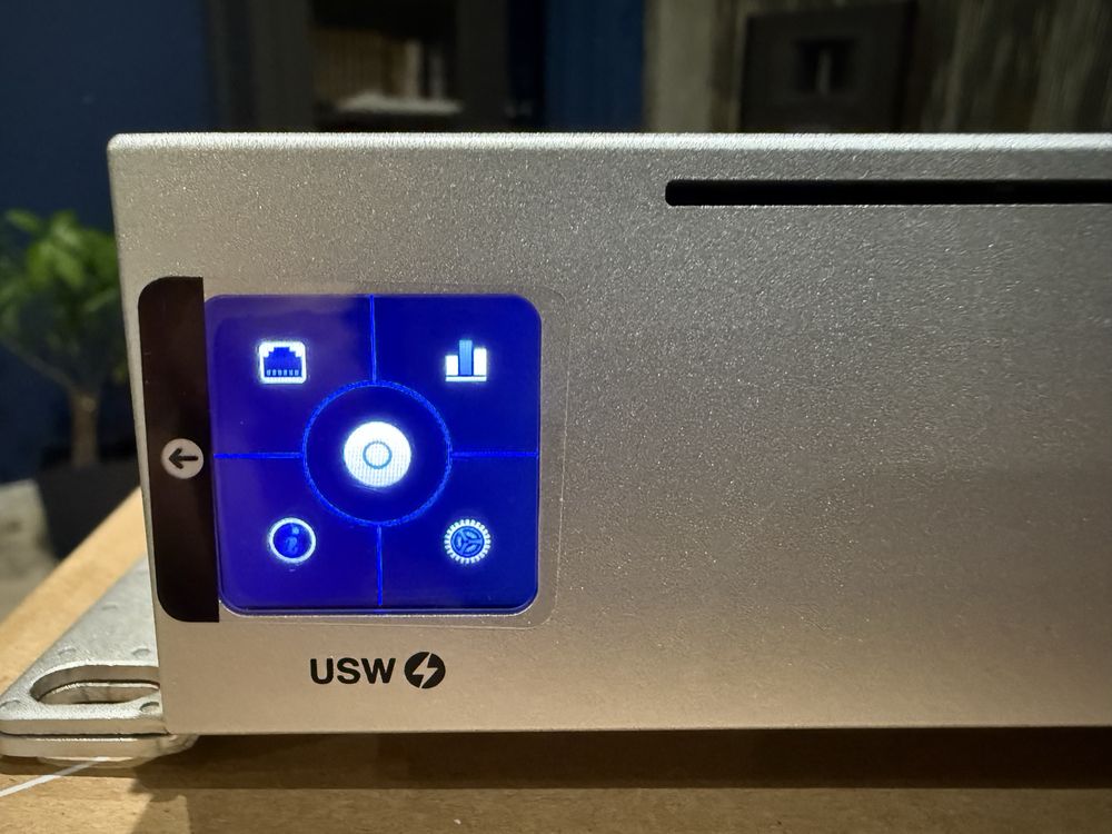 Swtich Ubiquiti USW-24-POE + 2 x wkładka SPF Stan jak nowy GW 30 dni