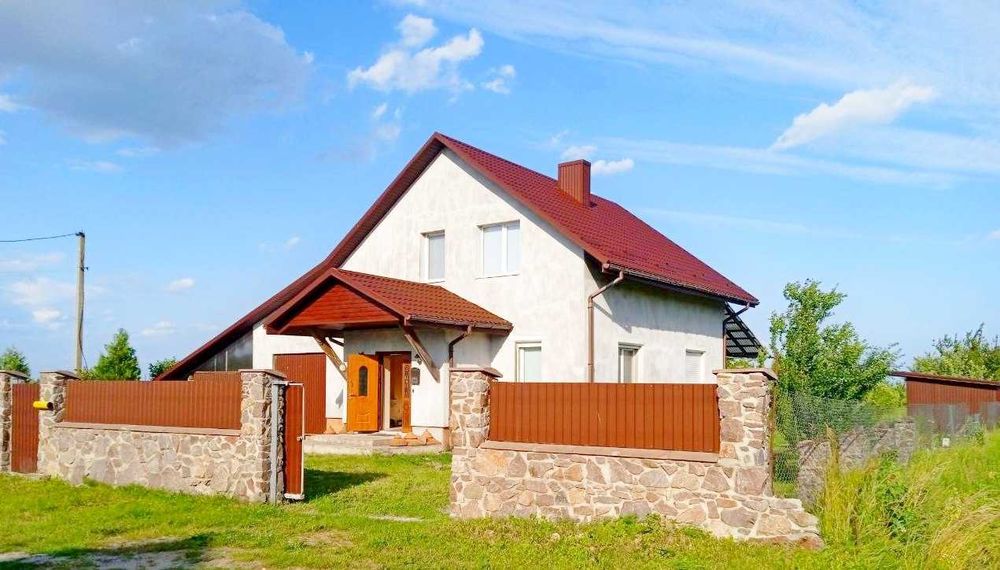 Заміський комфортний утеплений будинок на великій ділянці з садом