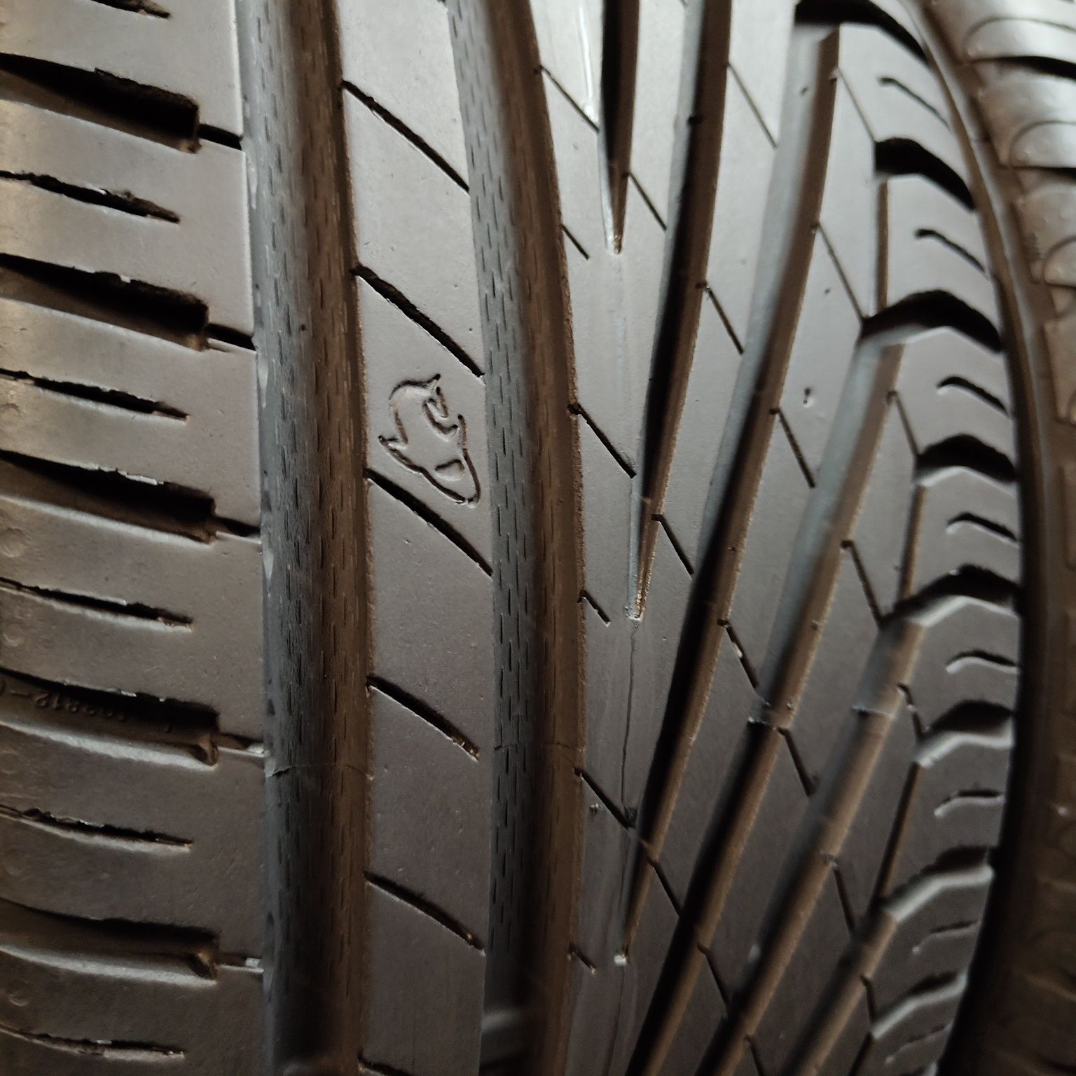 225/45/19 XL Sprzedam komplet opon letnich Uniroyal
