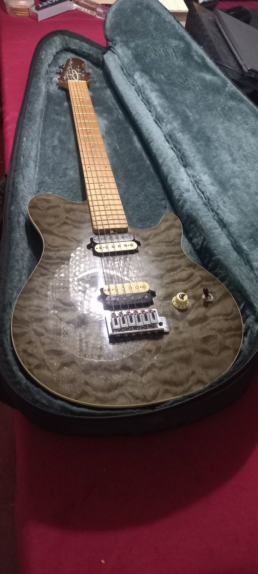 Guitarra Ernie Ball Music Man MM1