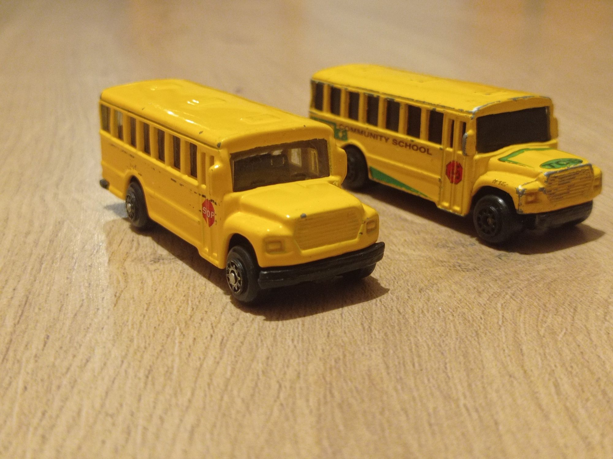 Dwa szkolne amerykanskie autobusy Maisto