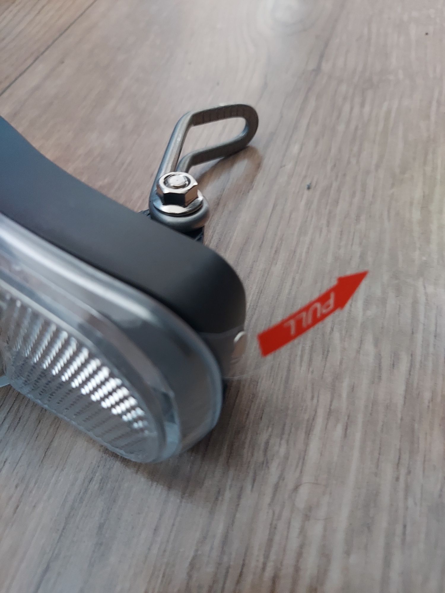 Lampa rowerowa na widelec idealna do rowerów miejskich elektrycznych