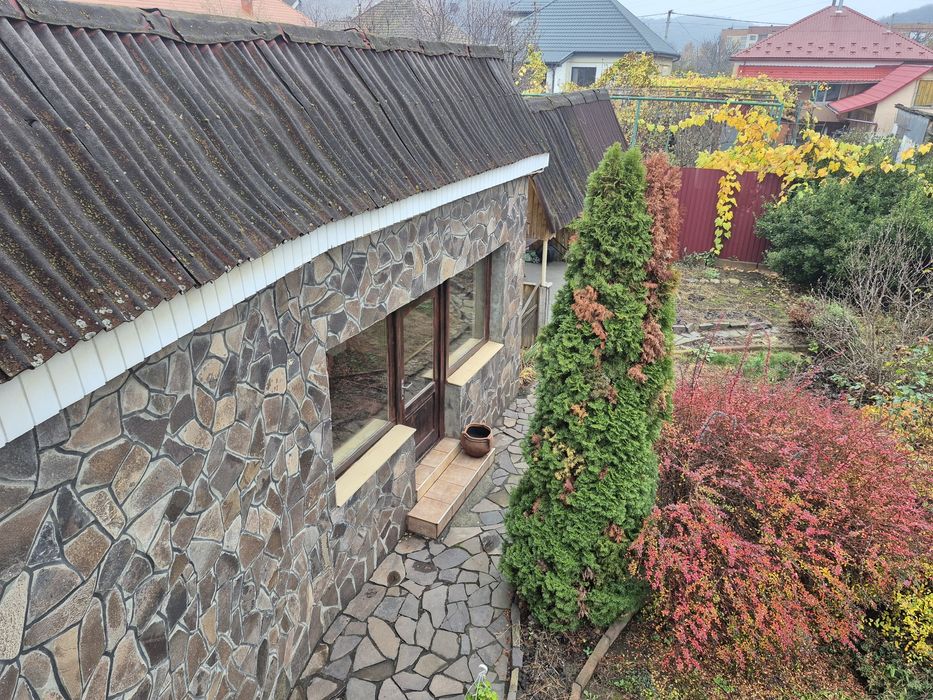 Продаж добротного будинку на два входи.