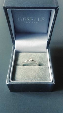 Pierścionek zaręczynowy diament brylant białe złoto Geselle
