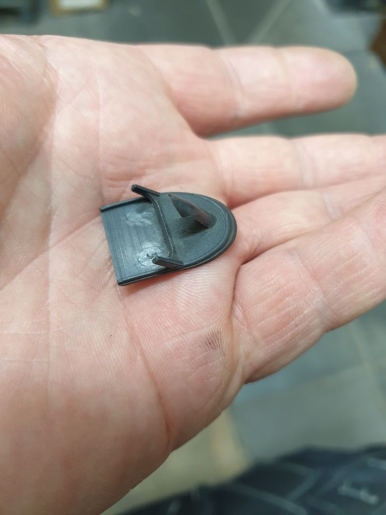 zaślepka relingu dachowego volvo 850 combi  wąski reling