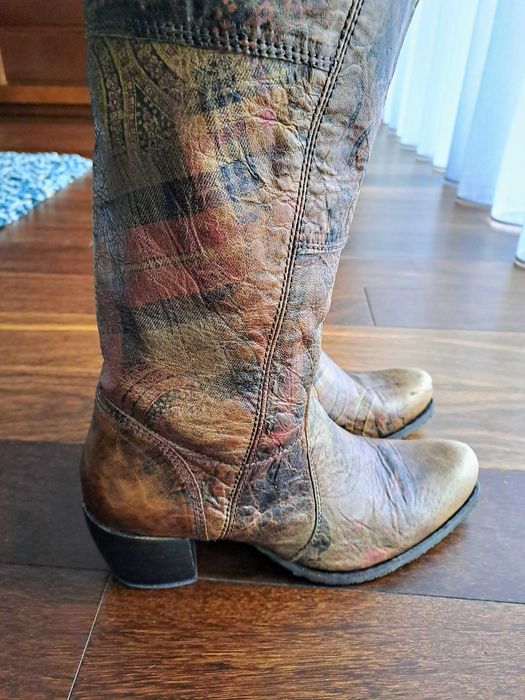 Botas em meio cano em pele genuína