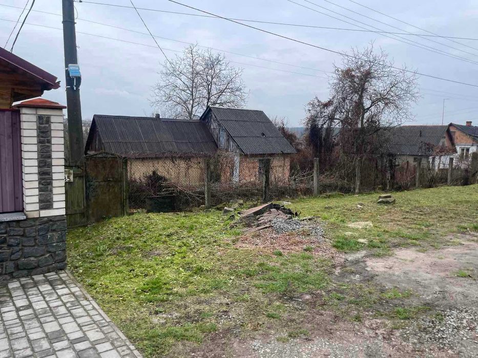 Земельна ділянка по вул. Свободи з будинком під реконструкцію