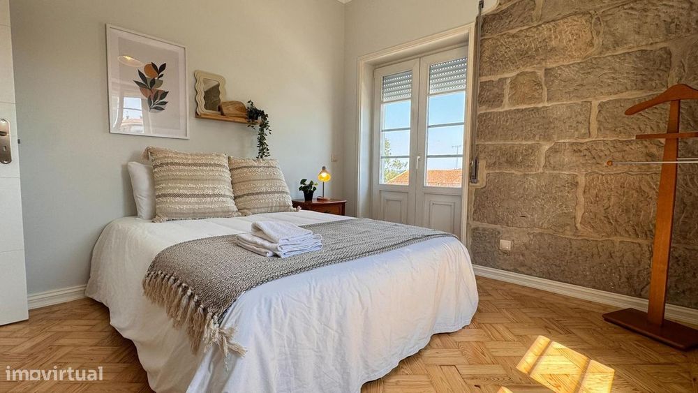 799986 - Quarto com cama de casal, com varanda...