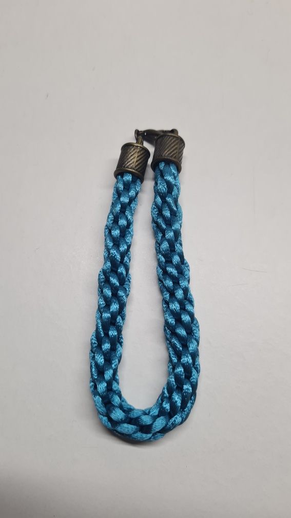 Pulseiras kumihimo em fio de seda