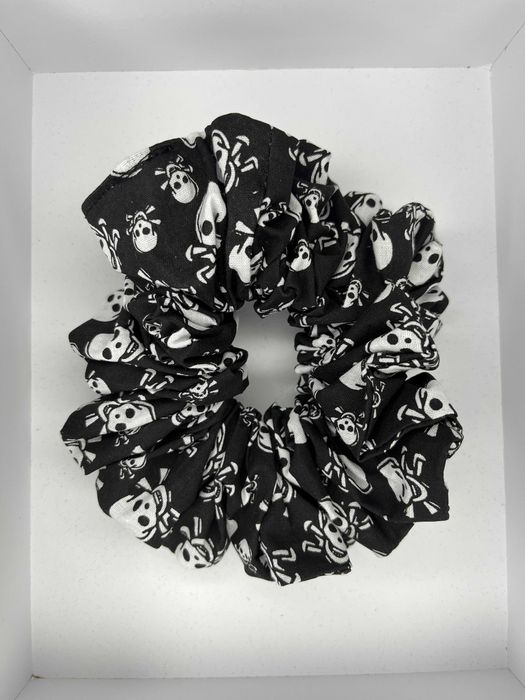 Duża halloweenowa gumka scrunchie – czarna z motywem czaszek, handmade