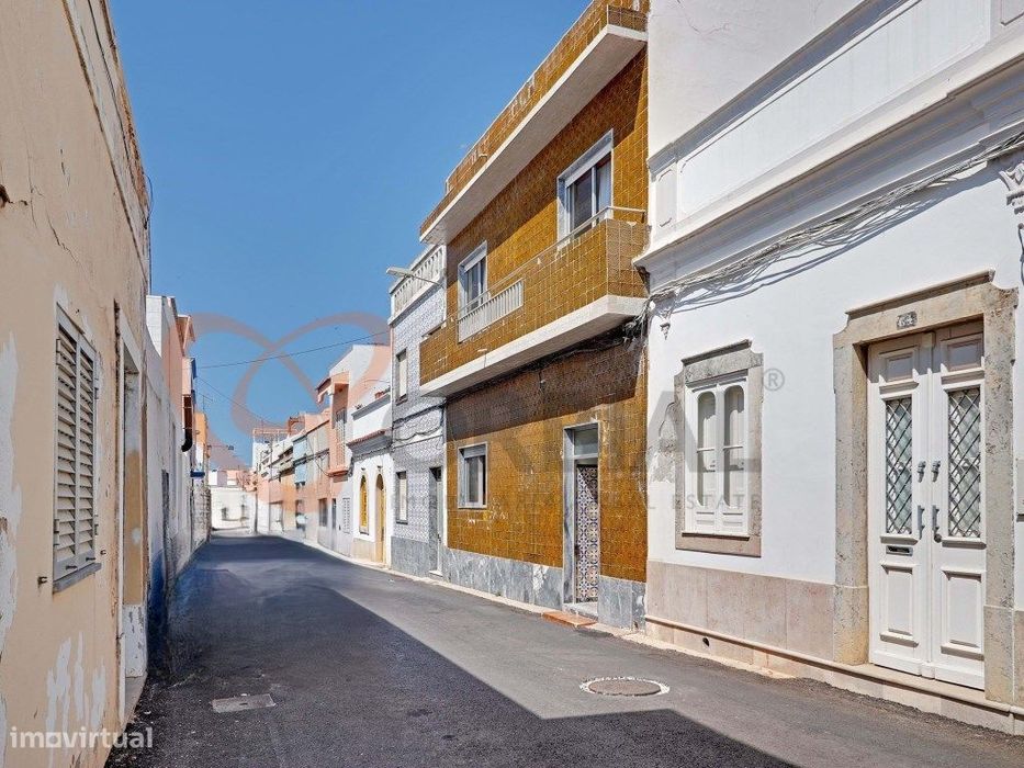 Moradia espaçosa com 3 quartos e terraço panorâmico na Baixa de Olhao