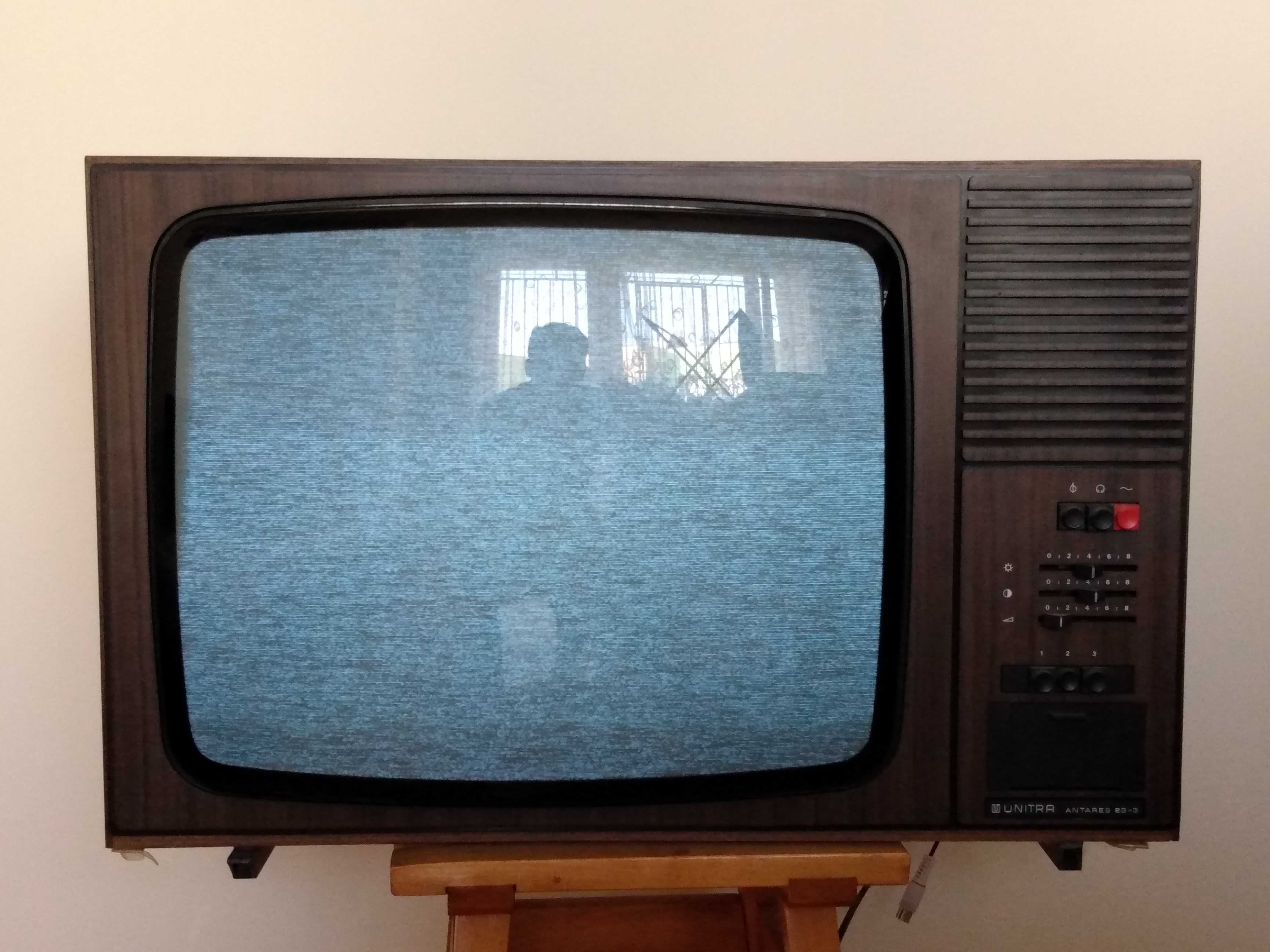 Stary telewizor retro lampowy z okresu PRL'u