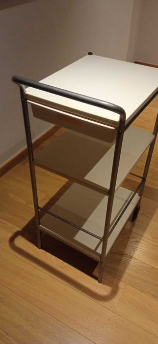 Mesa de apoio cozinha com prateleiras