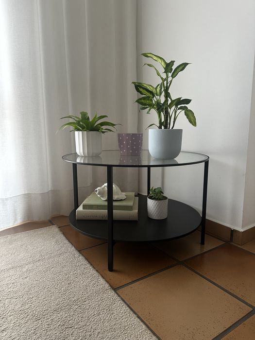 Vende-se mesa de centro/apoio em metal preto e vidro